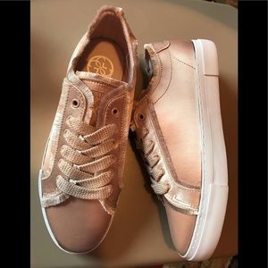 GUESS GOODFUN FASHION LIGHT PINK FABRIC SNEAKERS